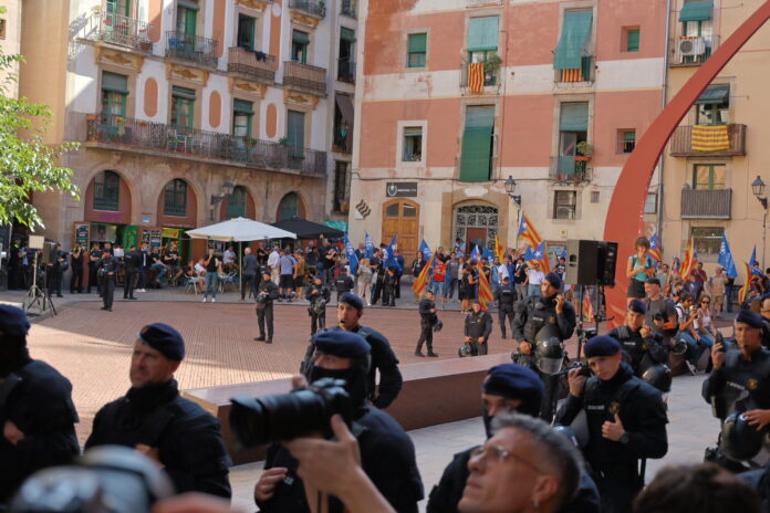Separatistas de izquierda y derecha en el Fossar de les Moreres.