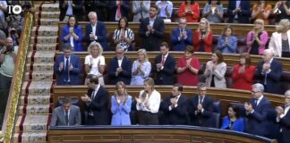 Margarita Robles sentada en su escaño del Congreso sin aplaudir al presidente Sánchez.
