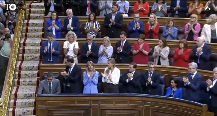 Margarita Robles sentada en su escaño del Congreso sin aplaudir al presidente Sánchez.