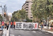 La protesta por la vivienda sacude Barcelona: cortes de tráfico y amenaza de huelga general Manifestantes cortan una calle de Barcelona durante las protestas por la vivienda