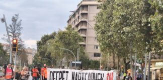 Manifestantes cortan una calle de Barcelona durante las protestas por la vivienda