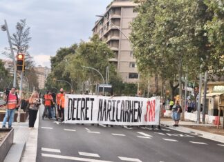 La protesta por la vivienda sacude Barcelona: cortes de tráfico y amenaza de huelga general Manifestantes cortan una calle de Barcelona durante las protestas por la vivienda