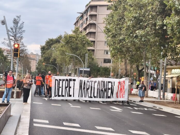 Manifestantes cortan una calle de Barcelona durante las protestas por la vivienda