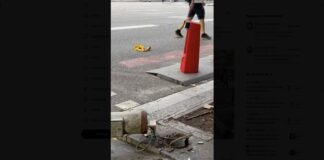 Base del semáforo que se ha desplomado en la Avinguda Paral·lel de Barcelona.