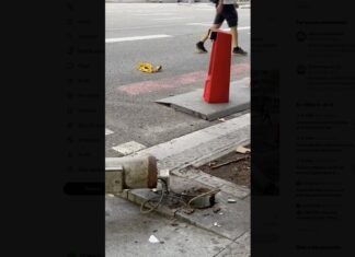 Base del semáforo que se ha desplomado en la Avinguda Paral·lel de Barcelona.