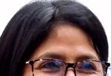 El paseo de Delcy para besar a Sánchez inunda las redes