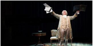 Antonio Salieri representado sobre un escenario durante una obra teatral