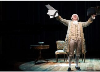 Antonio Salieri representado sobre un escenario durante una obra teatral
