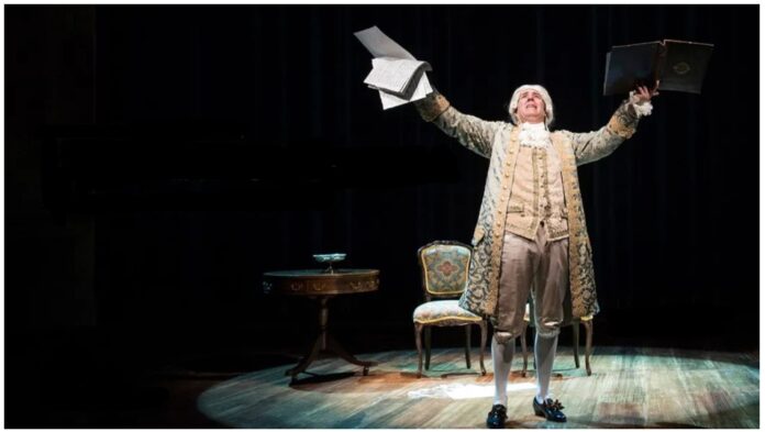 Antonio Salieri representado sobre un escenario durante una obra teatral