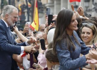 Ceuta recibe a los Reyes entre vítores y abuchea a Ángel Víctor Torres
