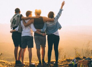 Grupo de amigos mirando al horizonte