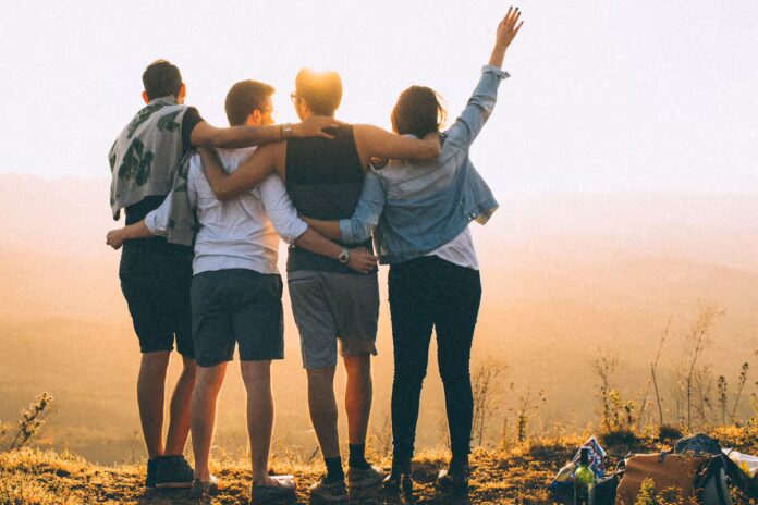 Grupo de amigos mirando al horizonte