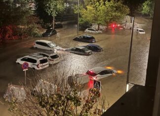 Coches atrapados por las inundaciones en L'Hospitalet de Llobregat