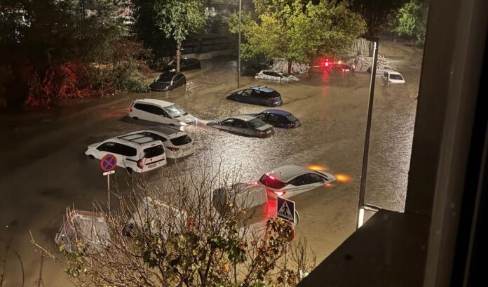 Coches atrapados por las inundaciones en L'Hospitalet de Llobregat