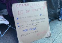 Pancarta en una de las acampadas por los decretos Mari Carmen.