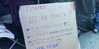 Pancarta en una de las acampadas por los decretos Mari Carmen.