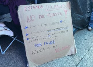 Pancarta en una de las acampadas por los decretos Mari Carmen.