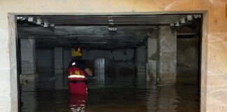 Militar de la UME en el interior de un garaje inundado por las lluvias torrenciales de la DANA Adam en Baleares.