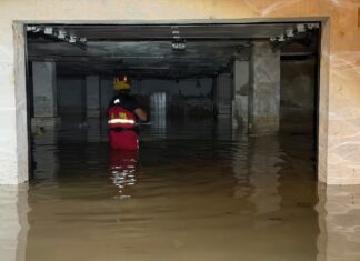 Militar de la UME en el interior de un garaje inundado por las lluvias torrenciales de la DANA Adam en Baleares.