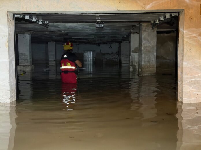 Militar de la UME en el interior de un garaje inundado por las lluvias torrenciales de la DANA Adam en Baleares.