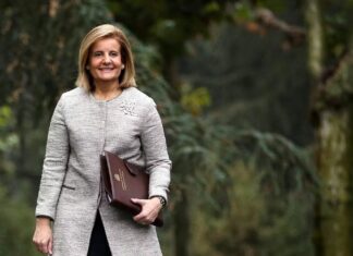 RTVE pide disculpas por recordar en X la huelga contra Fátima Báñez al informar de su muerte en el accidente de Urda Fátima Báñez, fallecida en el accidente ferroviario de Urda.