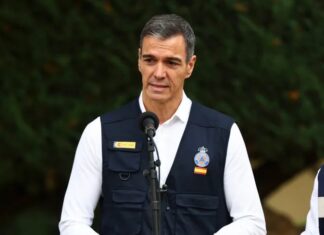 Relatos infames, corrupción sistémica e incompetencia constatada Pedro Sánchez con chaleco de Protección Ciivl.