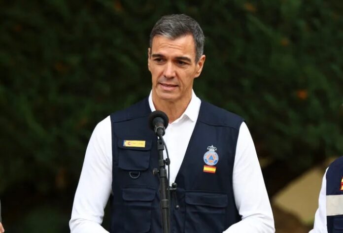 Pedro Sánchez con chaleco de Protección Ciivl.