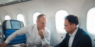 Donald Tusk en un jet privado junto a su viceprimer ministro