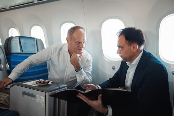 Donald Tusk en un jet privado junto a su viceprimer ministro