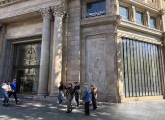 Comerciantes de Barcelona se preparan con bates de béisbol y tiendas blindadas ante nuevos disturbios de Blocus Fachada de Zara en Plaza de Cataluña blindada
