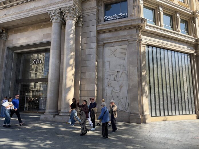Fachada de Zara en Plaza de Cataluña blindada