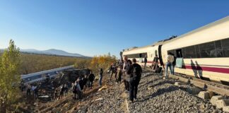 Vista del lugar del accidente de Toledo minutos después del choque entre los dos trenes.