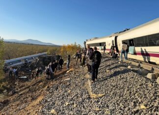 Marc Vidal señala los retrasos en la seguridad del AVE tras la tragedia de Toledo: «Los accidentes empiezan años antes» Vista del lugar del accidente de Toledo minutos después del choque entre los dos trenes.
