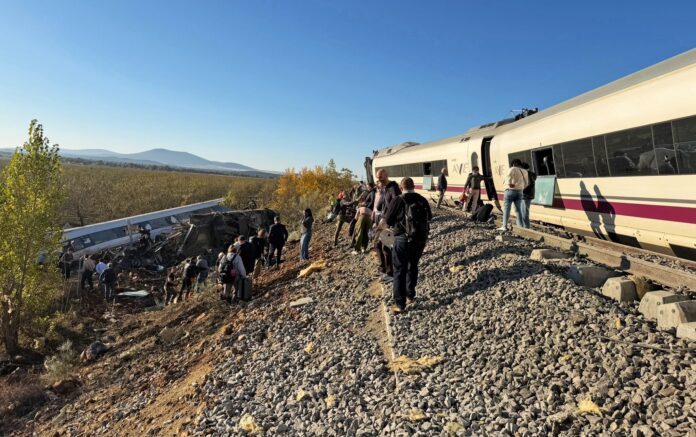 Vista del lugar del accidente de Toledo minutos después del choque entre los dos trenes.