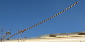Un largo elemento metálico aparece elevado sobre uno de los trenes afectados por el accidente ferroviario de Toledo