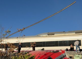 Las víctimas del accidente ferroviario de Toledo cargan contra Óscar Puente: «A ver si tiene un poquito de vergüenza» Un largo elemento metálico aparece elevado sobre uno de los trenes afectados por el accidente ferroviario de Toledo