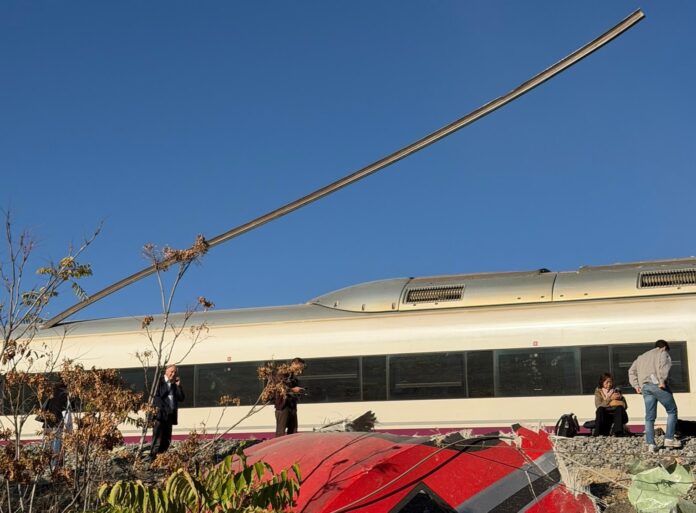 Un largo elemento metálico aparece elevado sobre uno de los trenes afectados por el accidente ferroviario de Toledo