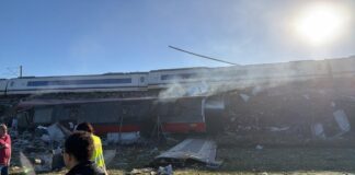 Un vagón del AVE, incrustado en el tren Iryo tras la colisión ferroviaria de Toledo