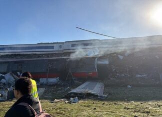 Un vagón del AVE, incrustado en el tren Iryo tras la colisión ferroviaria de Toledo