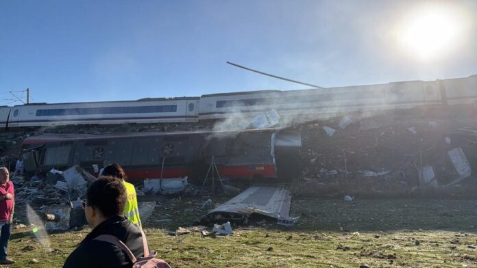 Un vagón del AVE, incrustado en el tren Iryo tras la colisión ferroviaria de Toledo
