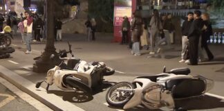Motocicletas tiradas en el suelo en la plaza de Cataluña de Barcelona tras los disturbios del sábado.
