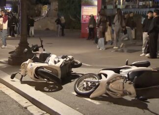 La Fiscalía pide internar a seis menores por los saqueos en Barcelona y prohibir manifestarse a otros 29 Motocicletas tiradas en el suelo en la plaza de Cataluña de Barcelona tras los disturbios del sábado.