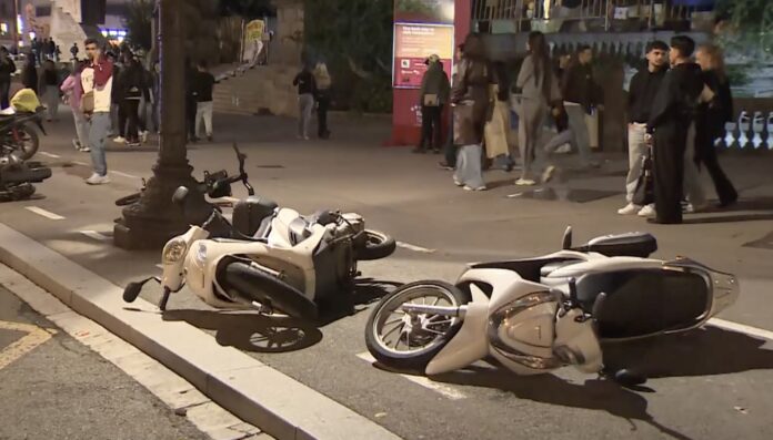 Motocicletas tiradas en el suelo en la plaza de Cataluña de Barcelona tras los disturbios del sábado.