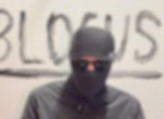 Barcelona se blinda ante nuevos saqueos de Blocus: riesgo máximo y un despliegue policial sin precedente en años Supuesto líder de Blocus, encapuchado y con una pancarta detrás donde se lee BLOCUS.