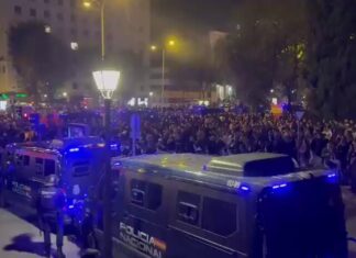 La Policía carga contra los manifestantes que exigen la dimisión de Óscar Puente