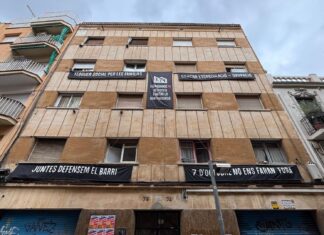 Sirera carga contra Collboni e Illa por la compra de un edificio okupado: «No pueden convertirse en una inmobiliaria de okupas» Fachada del edificio de la calle Llenguadoc 74, en Barcelona, con pancartas contra la especulación inmobiliaria y en defensa de sus residentes.